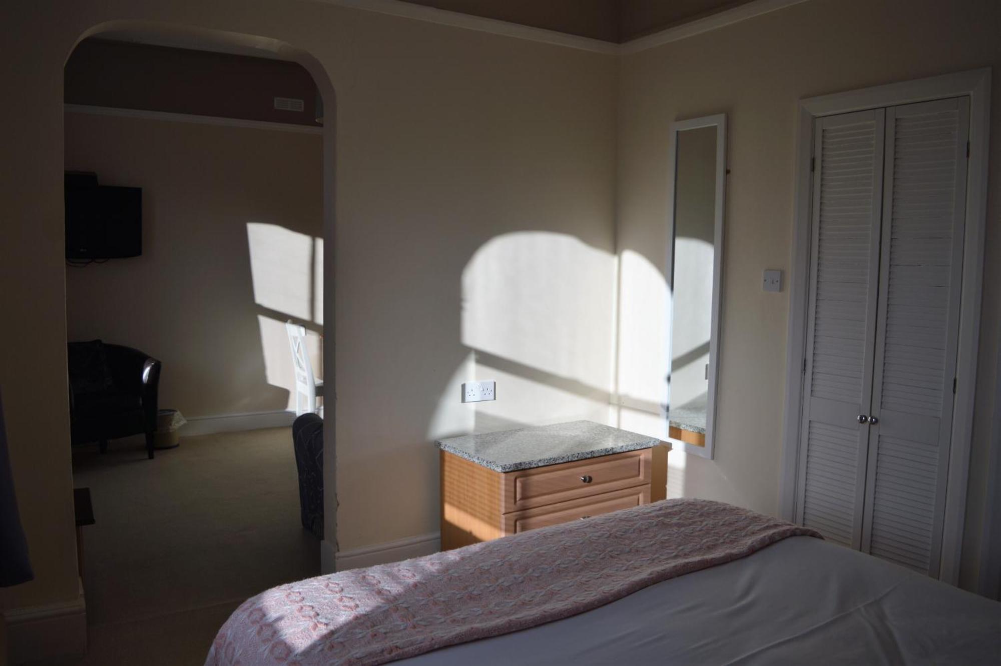 The Sheldon B&B - Free Private Parking Eastbourne Bagian luar foto