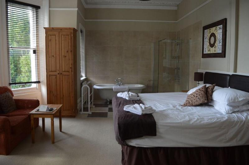 The Sheldon B&B - Free Private Parking Eastbourne Bagian luar foto
