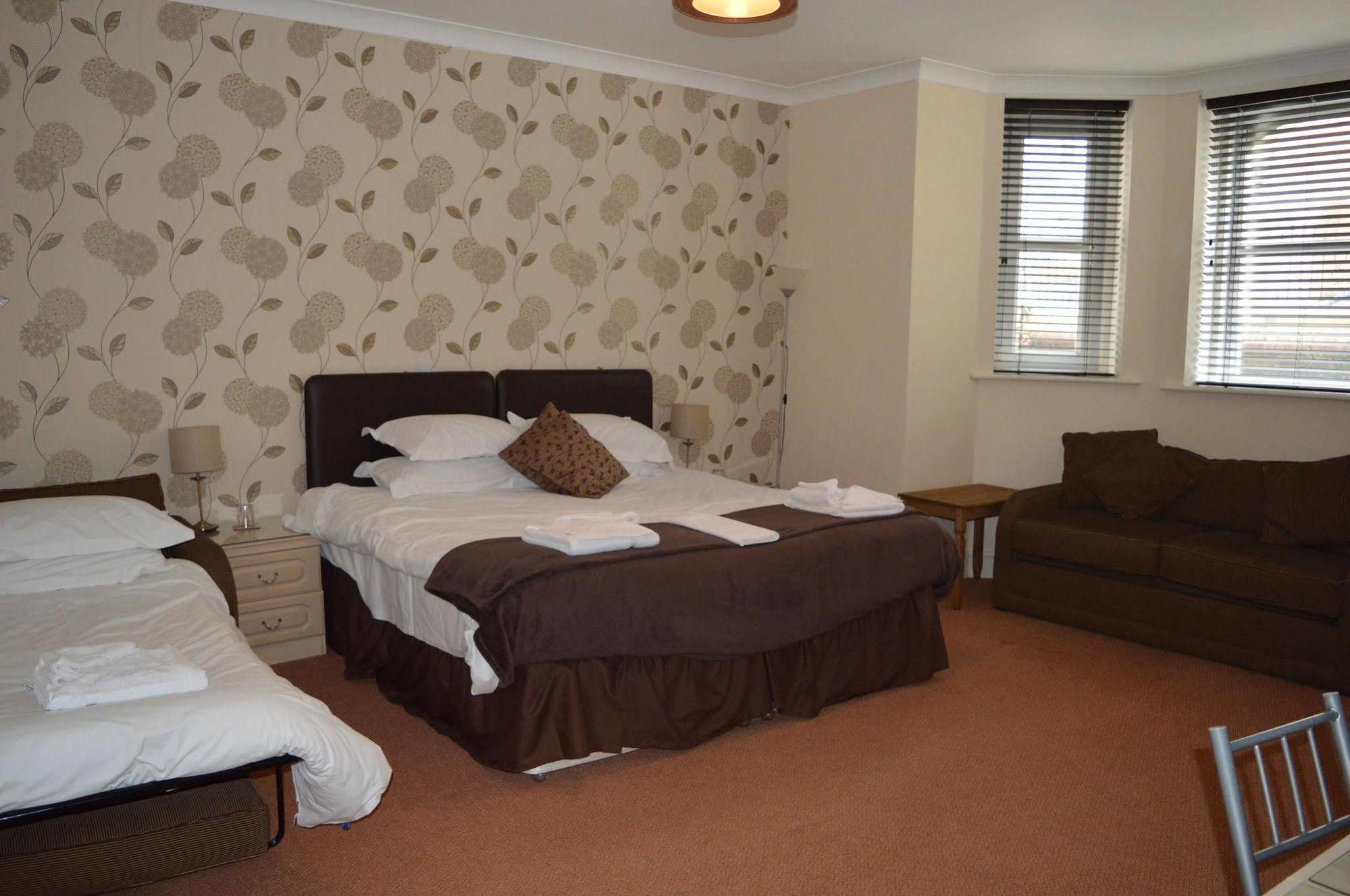 The Sheldon B&B - Free Private Parking Eastbourne Bagian luar foto